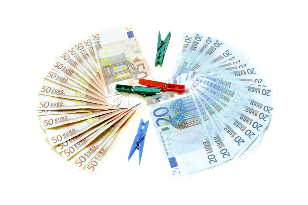Allein die AOK Bayern beklagt 60 Millionen Verlust durch Kassenbetrug. Bild: Renars2014 - fotolia