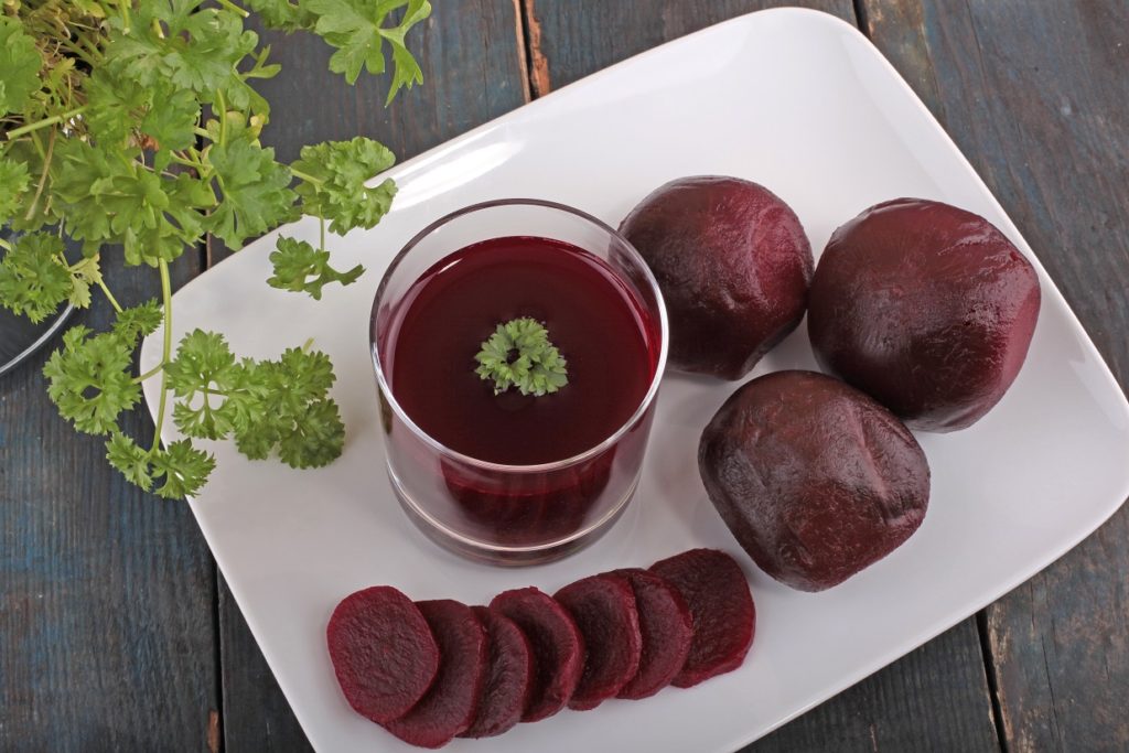 Rote-Beete-Saft kann den Blutdruck senken. Bild: Thomas Siepmann - fotolia