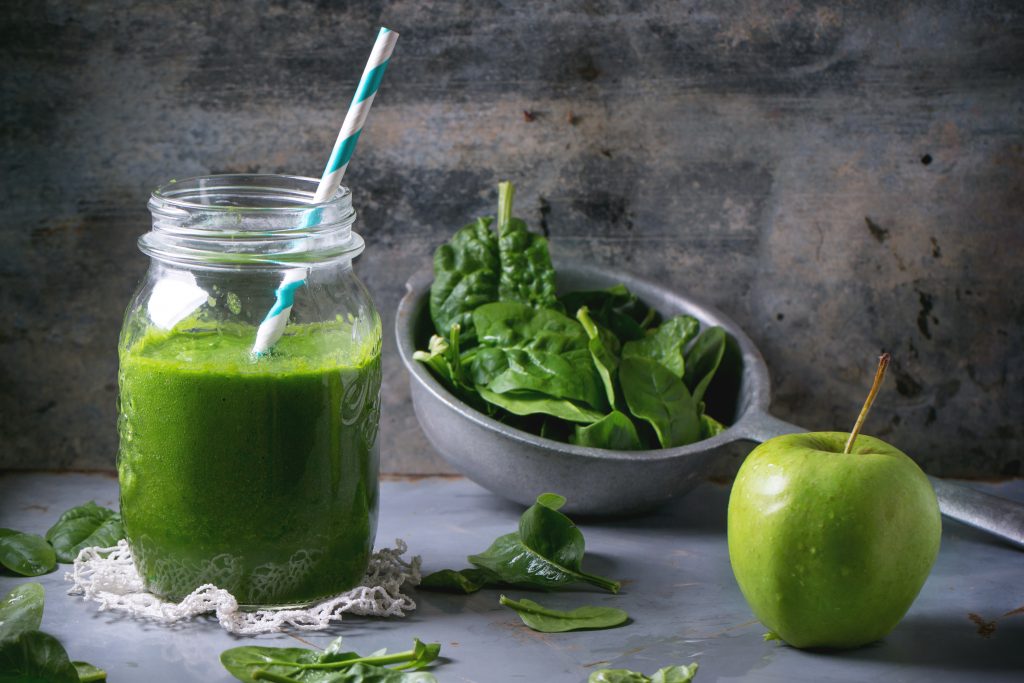 Nährstoffe pur: Smoothies mit grünem Blattgemüse sind eine ideale Unterstützung bei der Darmsanierung. (Bild: Natasha Breen/fotolia.com)