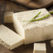 Wer seine Eiweißzufuhr mit Tofu gestalten will, sollte wissen, wie viel man davon essen muss, um eine Portion Fleisch zu ersetzen. (Bild: Brent Hofacker/fotolia.com)