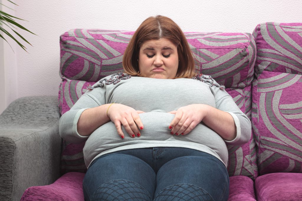 Übergewicht schadet der Gesundheit. Besonders Frauen sollten auf ein gesundes Körpergewicht achten. Durch Übergewicht steigt bei Frauen das Krebsrisiko massiv an. Alle zehn Jahre, die eine Frau übergewichtig ist, steigt das Risiko für Krebserkrankungen um etwa sieben Prozent an. (Bild: esolla/fotolia.com)