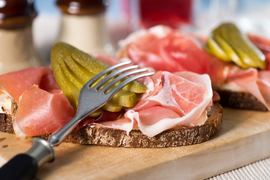 Gehören Sie zu den Menschen, die immer viel zu spät abends essen? Dann sollten Sie diese Angewohnheit besser ändern. Forscher stellten jetzt fest, dass zu späte Mahlzeiten die Gefahr für einen Herzinfarkt erhöhen. (Bild: der hugo2/fotolia.com)