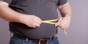 Für Menschen mit krankhaftem Übergewicht kann mitunter eine Magen-OP eine Überlegung Wert sein, wenn andere Maßnahmen der Gewichtsreduktion keinen Erfolg bringen. Eine solche Operation kann die Gesundheit und Lebensqualität Betroffener verbessern. (Bild: SENTELLO/fotolia.com)