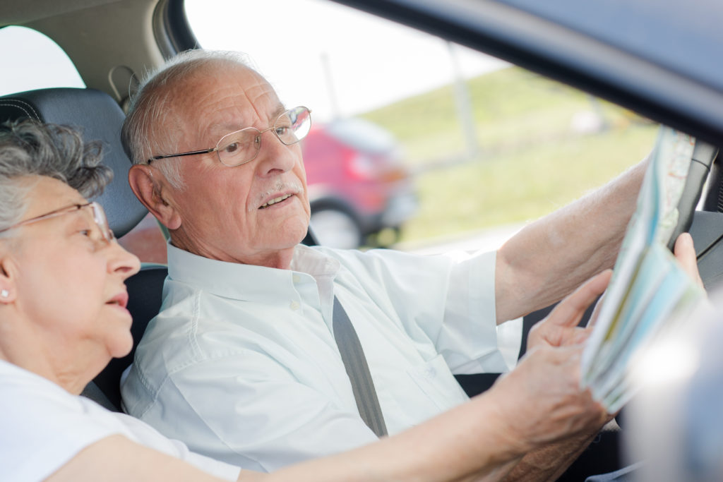 Alte Menschen verursachen viele Autounfälle. Dies ist ein weitverbreitetes Vorurteil. Aber sind alte Autofahrer wirklich eine Gefahr für den Straßenverkehr? Wissenschaftler führten jetzt eine Studie zu diesem Thema durch. (Bild: auremar/fotolia.com)