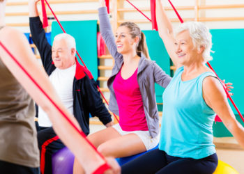 Viele ältere Menschen bewegen sich zu wenig und treiben keinen Sport. Dadurch erhöht sich die Wahrscheinlichkeit früher an Mobilität zu verlieren und die Gefahr für einige Erkrankungen steigt. (Bild: Kzenon/fotolia.com)
