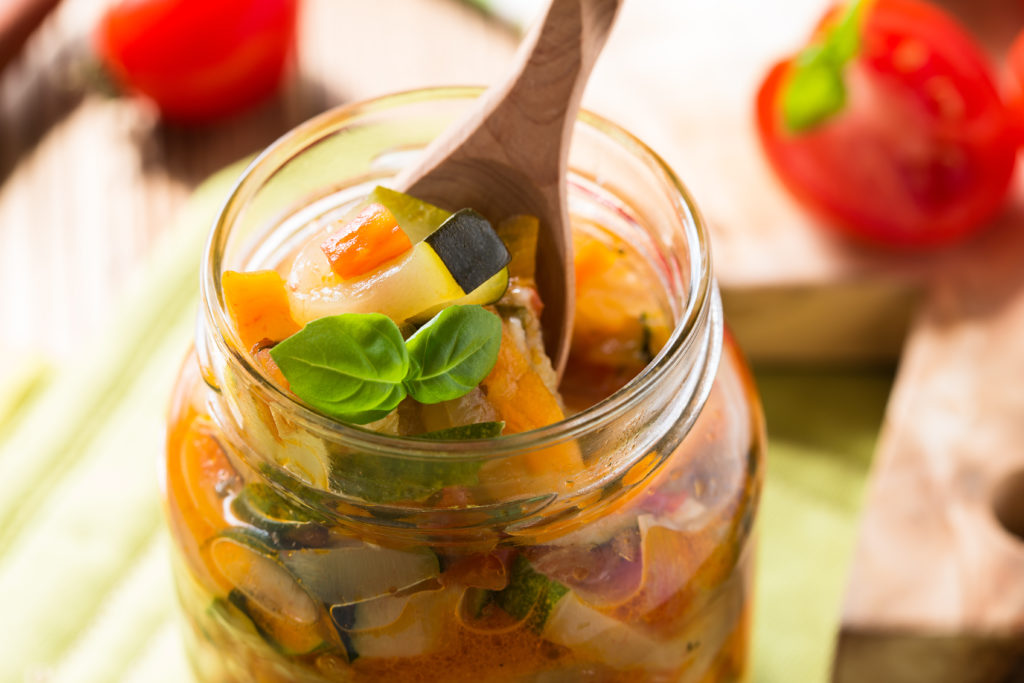 Die HMF Food Production GmbH & Co. KG aus Dortmund ruft eine Charge Antipasti zurück. In einem Glas waren Glassplitter gefunden worden. (Bild: istetiana/fotolia.com)