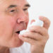 Viele Menschen auf der Welt leiden an Asthma. Einige davon leiden an sogenannten schwerem eosinophilen Asthma. Dieses erschwert eine effektive Behandlung. Mediziner entdeckten jetzt ein äußerst wirkungsvolles Medikament gegen die Erkrankung. (Bild: Andrey Popov/fotolia.com)