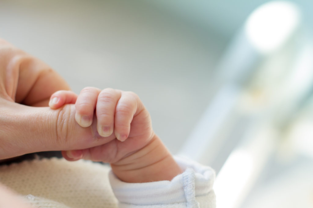 In Mexiko ist erstmals ein Baby mit dem Erbgut von drei Elternteilen geboren worden. Die Technik, die dabei half, ist in Deutschland nicht erlaubt. (Bild: tostphoto/fotolia.com)