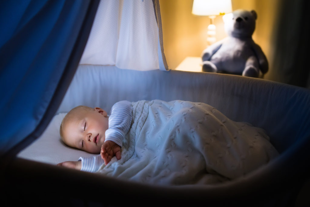 Wenn Babys im Schlaf zucken, meinen Eltern meist, dass ihr Kind gerade träumt. Doch diese Annahme ist womöglich falsch. Forschern zufolge könnte das Zucken dem Nachwuchs helfen, seine motorischen Fähigkeiten zu entwickeln. (Bild: famveldman/fotolia.com)