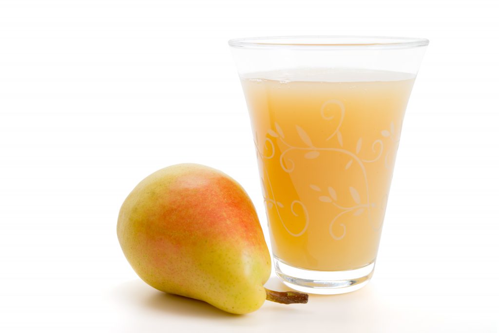Warmer Birnensaft ist als Hausmittel gegen Reizhusten empfehlenswert. (Bild: womue/fotolia.com)