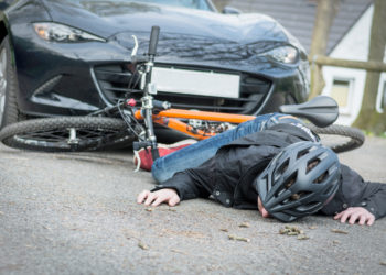 Das Tragen eines Fahrradhelms reduziert bei Unfällen das Risiko für schwere Kopfverletzungen. Trotzdem sind nicht alle Experten für die Einführung einer gesetzlichen Helmpflicht. (Bild: Picture-Factory/fotolia.com)