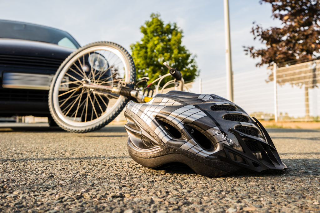 Viele Eltern achten darauf, dass ihre Kinder einen Fahrradhelm tragen. Oft tragen die Eltern selber aber keine Helme. Dabei können Helme schwere Verletzungen und sogar Todesfälle verhindern. (Bild: animaflora/fotolia.com)