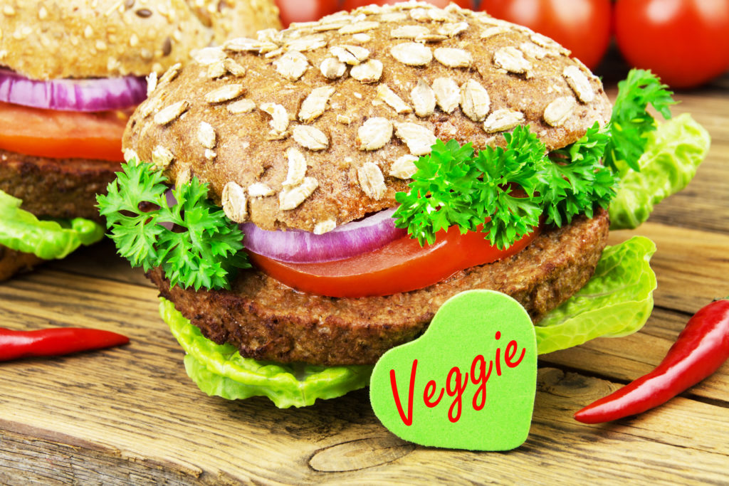 Vegetarische Schnitzel, Würstchen oder Burger werden immer beliebter. Die Stiftung Warentest hat nun einige Fleischersatzprodukte getestet und in manchen Mineralölbestandteile gefunden. (Bild: PhotoSG/fotolia.com)