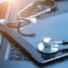Wie eine aktuelle Umfrage zeigt, nutzen rund drei Viertel der Deutschen das Internet bei der Gesundheitsrecherche. "Dr. Google" kann aber keinen Arzt ersetzen. (Bild: lovegtr35/fotolia.com)