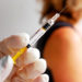 Die Ständige Impfkommission (STIKO) am Robert Koch-Institut (RKI) ändert ihre bisherige Grippe-Impfempfehlung. Die Experten sprechen sich nun für einen Vierfachimpfstoff aus.
(Bild: miss_mafalda/fotolia.com)