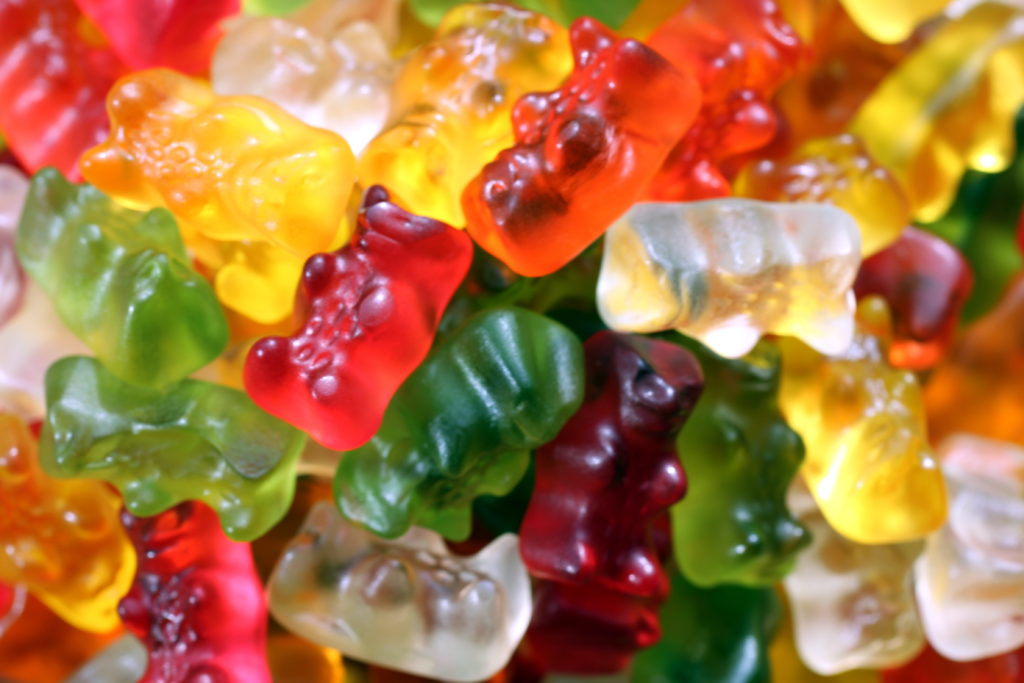 In einem Video, das derzeit im Internet die Runde macht, wird die Produktion von Gelatine gezeigt. Der Clip dürfte vielen die Lust auf Gummibärchen verleiden. (Bild: Osterland/fotolia.com)