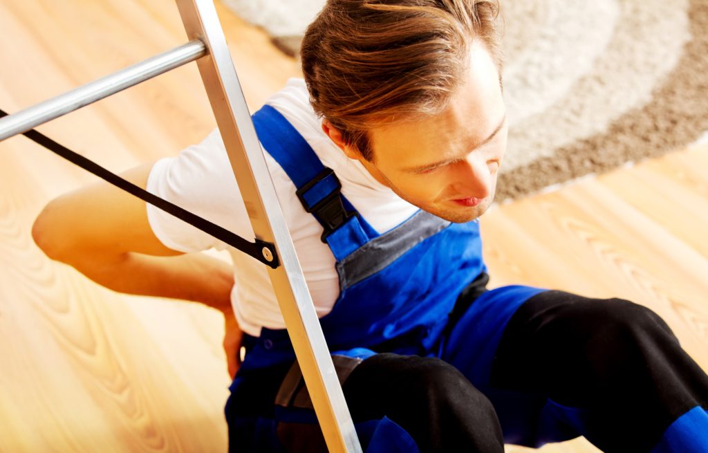 Vor allem viele Männer sind begeisterte Heimwerker. Die Tätigkeiten enden aber nicht selten in üblen Rückenschmerzen. Körperschonendes Arbeiten beugt den Beschwerden vor. (Bild: Piotr Marcinski/fotolia.com)