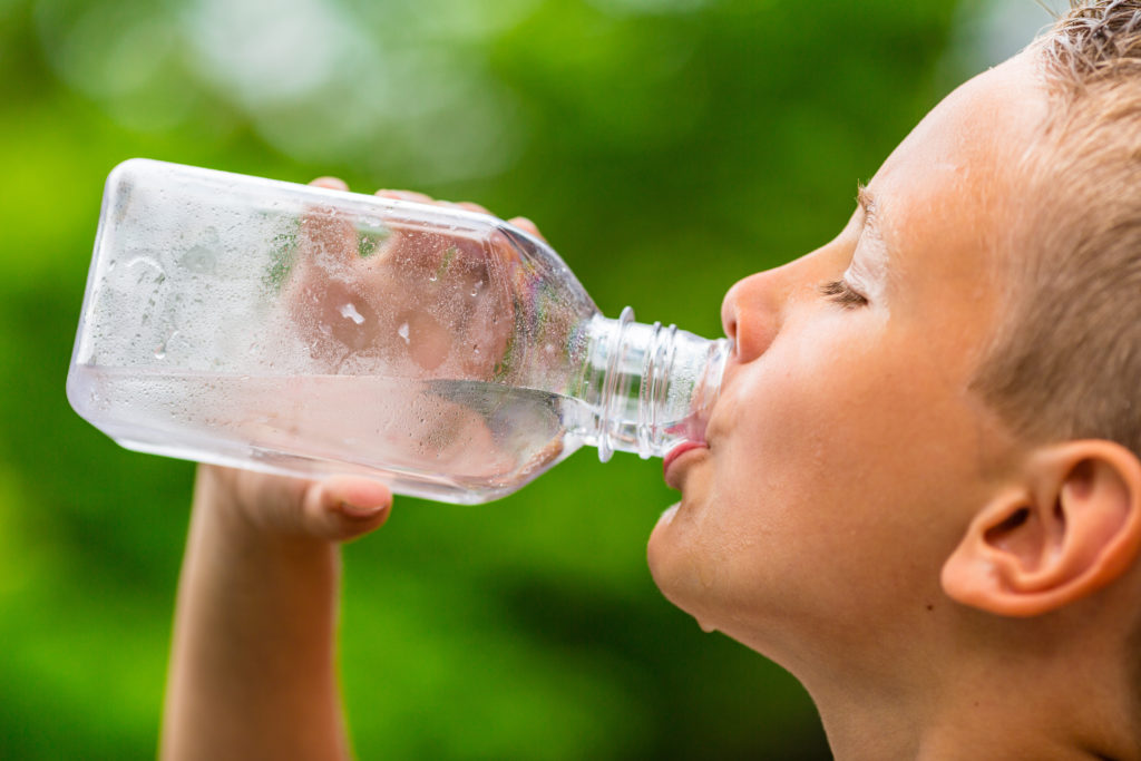 In Niedersachsen schickte ein Sportlehrer seine Klasse trotz Hitze zum Lauftraining.  Sechs Kinder mussten daraufhin ärztlich behandelt werden. Bei sommerlichen Temperaturen ist es besonders wichtig, viel zu trinken. (Bild: Mikkel Bigandt/fotolia.com)