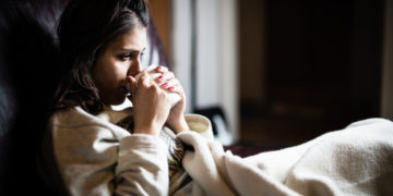 Vor allem nachts, wenn quälender Husten das Schlafen verhindert,  greifen viele Menschen zu Hustenstillern. Hier können auch verschiedene natürliche Hausmittel eingesetzt werden. (Bild: eldarnurkovic/stock.adobe.com)