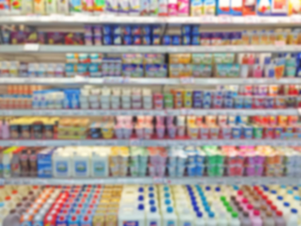 Die Unternehmen Sachsenmilch und T.M.A. rufen mehrere Joghurts und Desserts aus ihrem Sortiment zurück. Die unter anderem bei Aldi verkauften Produkte könnten Plastikteilchen enthalten. (Bild:niradj/fotolia.com)