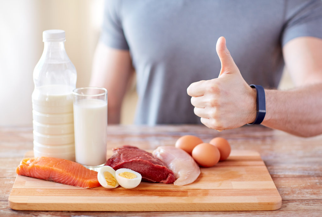 Eine eiweißreiche Diät hilft meist schnell beim Abnehmen. Doch die Low-Carb-Ernährung ist wegen möglicher Nebenwirkungen umstritten. (Bild: Syda Productions/fotolia.com)