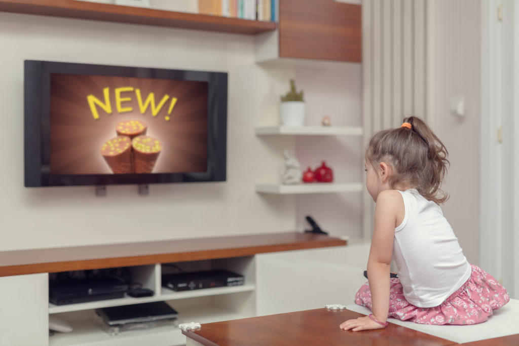 Kinder die fernsehen, sehen pro Jahr Zehntausende Werbespots. Diese beeinflussen das Essverhalten der Kleinen, wie Forscher feststellten. (Bild: Myst/fotolia.com)