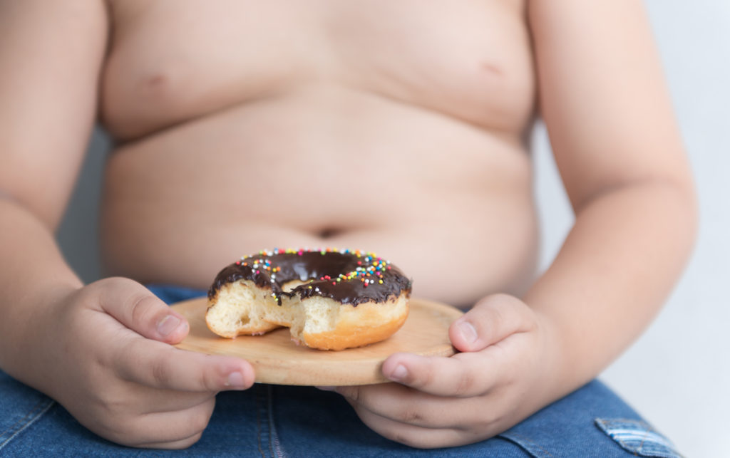 Viele Erwachsene werden immer dicker. Dadurch gefährden Betroffene ihre Gesundheit. Forscher stellten fest, dass auch bei Jugendlichen Fettleibigkeit und Übergewicht immer weiter zunehmen. (Bild: kwanchaichaiudom/fotolia.com)