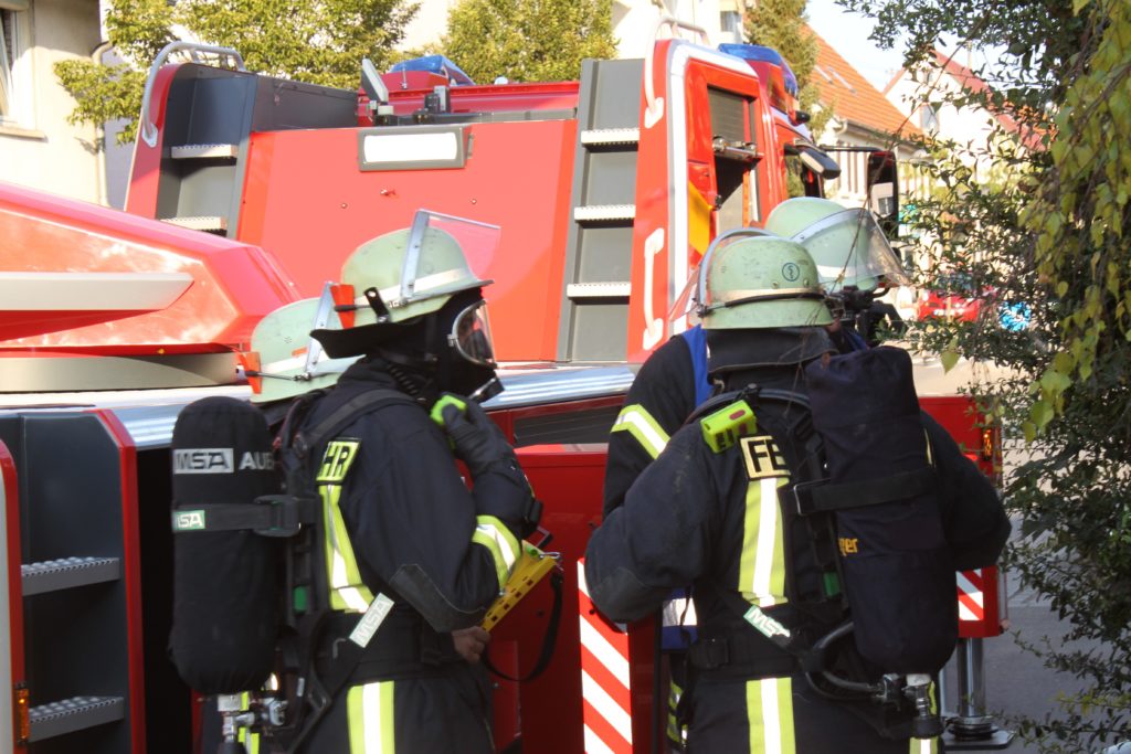 In einer Münchner Wohnung ist eine 65-jährige Frau bei einem Kohlenmonoxid-Unfall gestorben. Die herbeigerufenen Rettungskräfte konnten nichts mehr für die Seniorin tun. (Bild: Karl-Heinz H/fotolia.com)