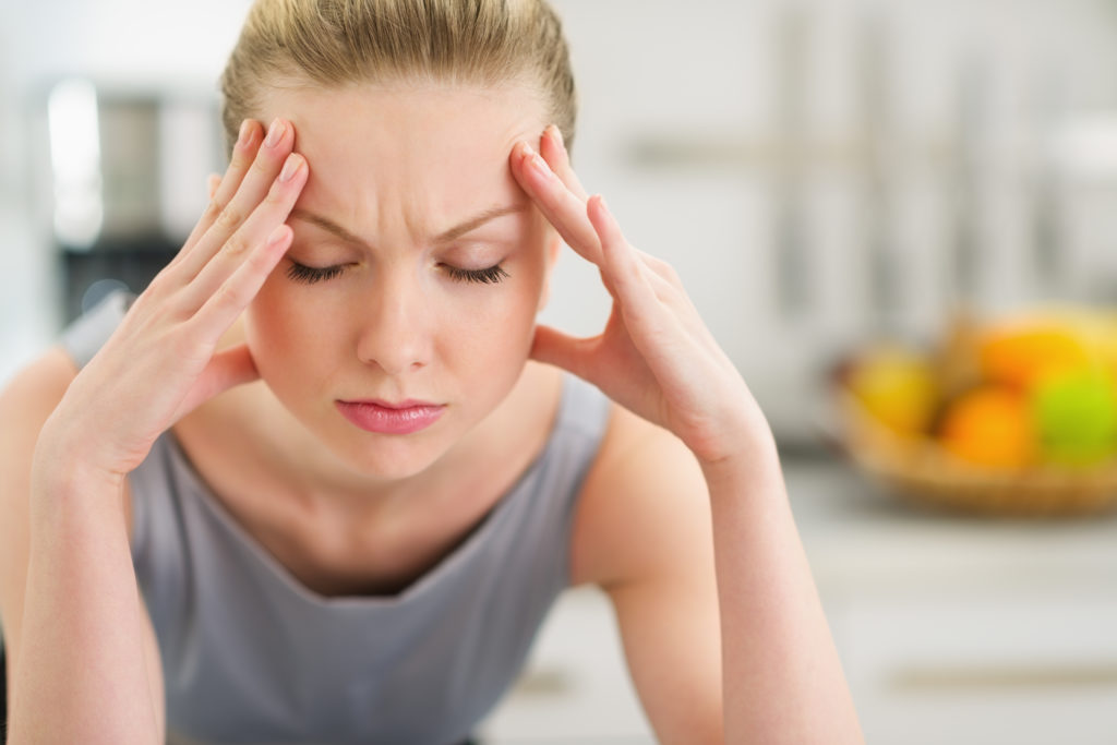 Rund zehn Prozent der Deutschen leiden regelmäßig an Kopfschmerzen. Die Beschwerden werden oft mit Medikamenten bekämpft. In vielen Fällen reichen einfache Hausmittel dafür aber völlig aus. (Bild: Alliance/fotolia.com)
