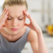 Immer mehr junge Erwachsene in Deutschland leiden an Kopfschmerzen. Dies hat vermutlich mit dem zunehmenden Stress der jungen Leute zu tun. (Bild: Alliance/fotolia.com)