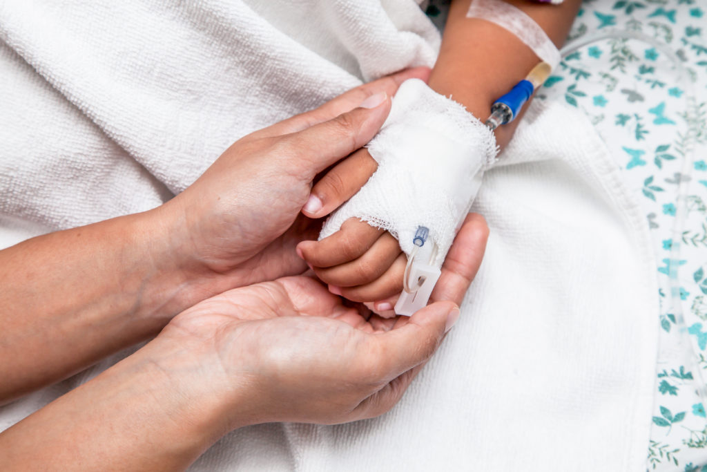 Menschen, die an Blutkrebs leiden, erhalten meist eine Chemotherapie. Einer jungen Italienerin, die an Leukämie erkrankte, wurde eine solche Therapie verweigert. Sie starb nach einer "Wunderheiler"-Behandlung. (Bild: pingpao/fotolia.com)