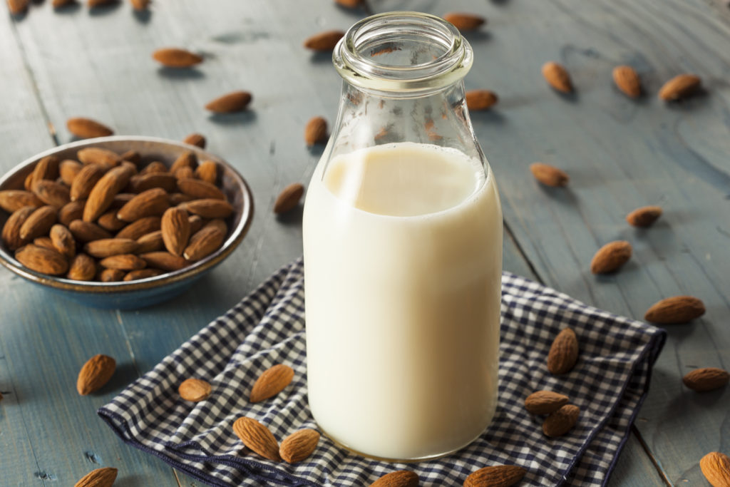 Früher war Mandelmilch vor allem in Bioläden oder Reformhäusern zu finden, heute gibt es sie in fast jedem Supermarkt. Das leckere Superfood ist reich an Mineralstoffen und Vitaminen und kann vor Krankheiten schützen. (Bild: Brent Hofacker/fotolia.com)