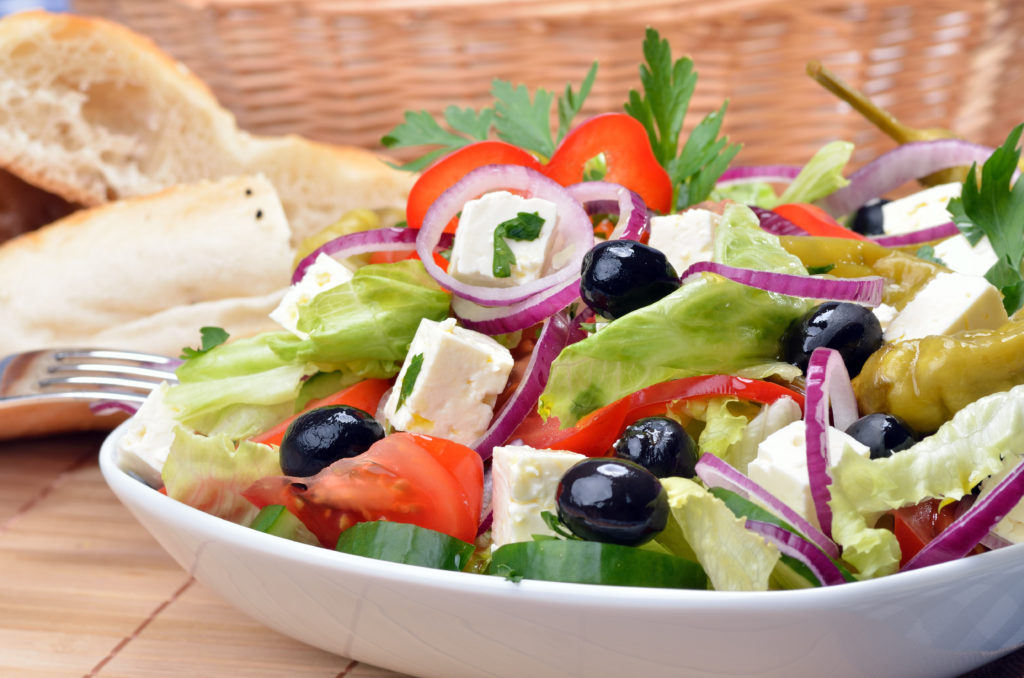 Einige Menschen leiden unter Herz-Kreislauf-Erkrankungen, welche sogar zum Tod führen können. Um Herzinfarkte und Schlaganfälle zu vermeiden, sollten Betroffene über eine sogenannte mediterrane Ernährung nachdenken. (Bild: kab-vision/fotolia.com)