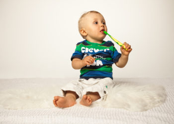 Mit der Mundhygiene kann man gar nicht früh genug beginnen. Bereits Milchzähne brauchen sorgfältige Pflege. (Bild: Kristin Gründler/fotolia.com)