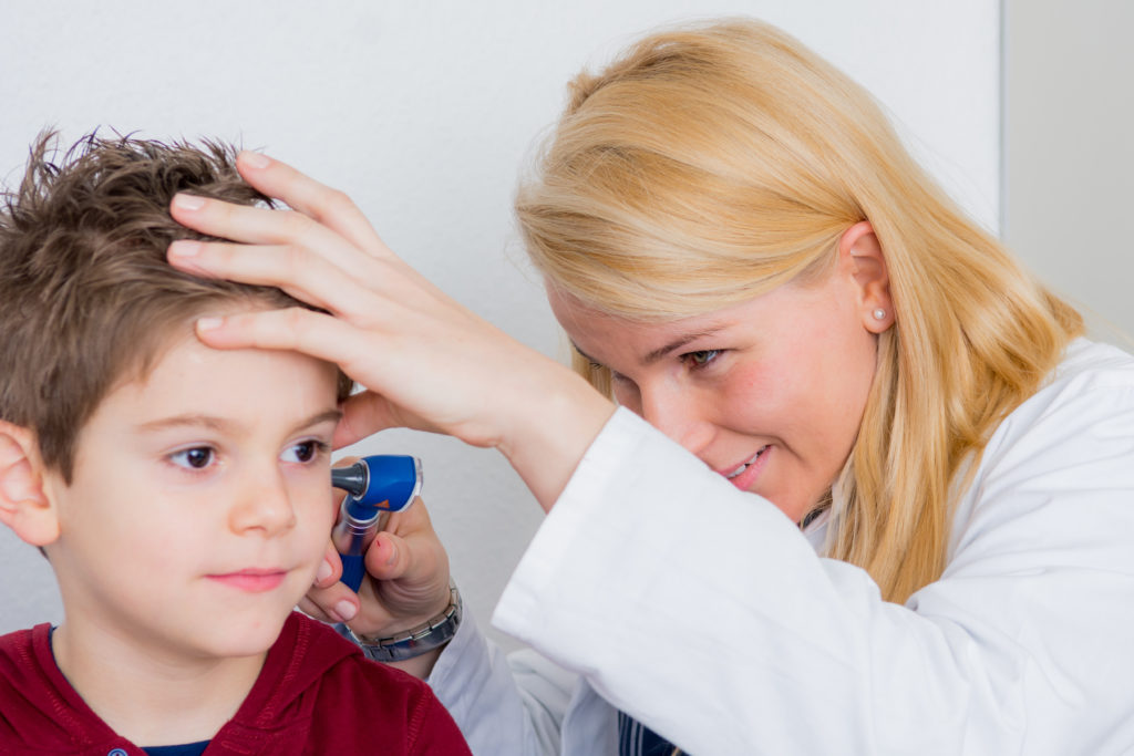 Eine Mittelohrentzündung betrifft häufig jüngere Kinder. Die erfolgreiche Behandlung zieht sich normalerweise über einen Zeitraum von zehn Tagen. Mediziner stellten fest, dass ein Antibiotika-Gel diese Aufgabe anscheinend schneller und trotzdem hoch effektiv bewerkstelligen kann. (Bild: Picture-Factory/fotolia.com)