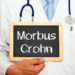 Morbus Crohn ist eine chronische Darmerkrankung. Oft müssen sich Betroffene einer Darmoperation unterziehen. Forscher fanden heraus, dass Raucher nach einer Darmoperation eine erhöhte Wahrscheinlichkeit für einen Rückfall haben. (Bild: DOC RABE Media/fotolia.com)