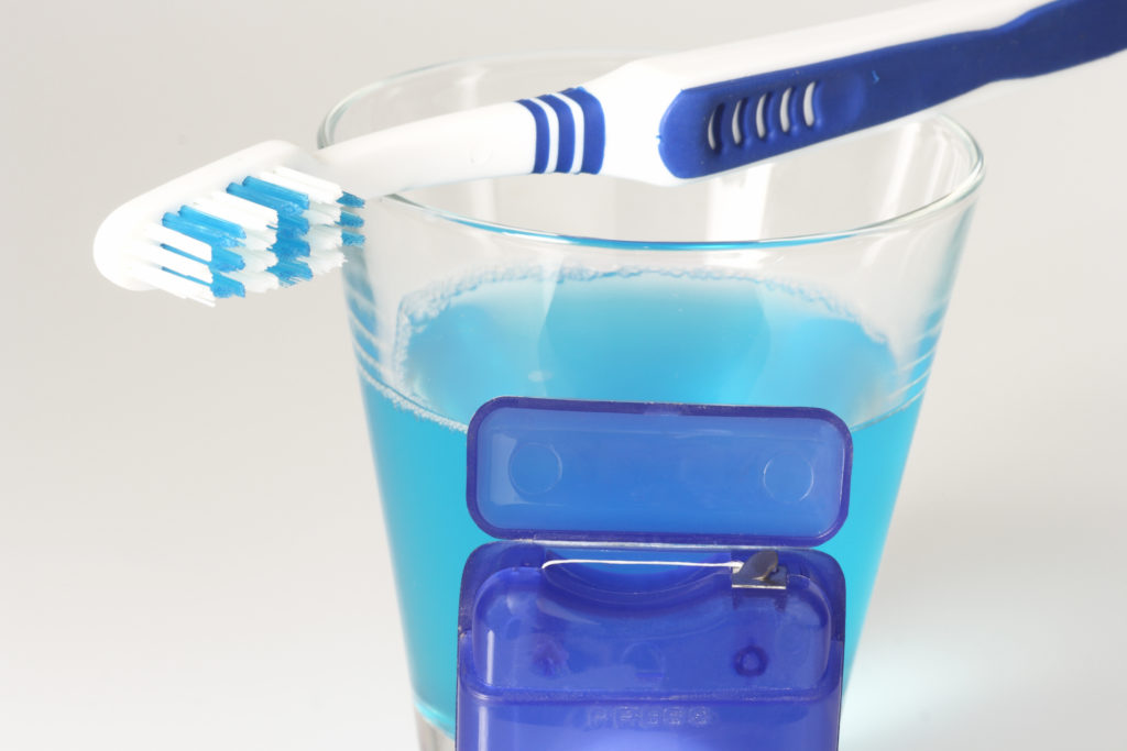 Zähneputzen ist der beste Schutz vor Karies und Zahnfleischentzündungen. Auch regelmäßige Mundspülungen mit Fluorid verbessern den Kariesschutz. (Bild: Birgit Reitz-Hofmann/fotolia.com)