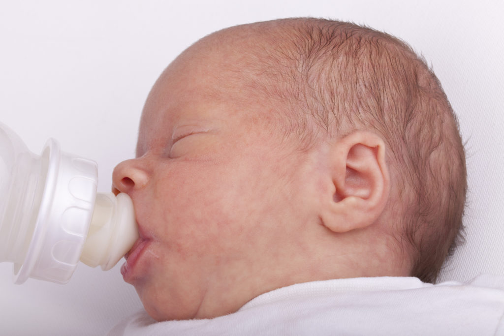 Medizinern zufolge ist Muttermilch die gesündeste und beste Mahlzeit für Neugeborene. Doch nicht alle Mütter sind in der Lage, ihr Baby mit eigener Muttermilch ernähren zu können. Hier kann eine Frauenmilchbank helfen. (Bild: D. Ott/fotolia.com)