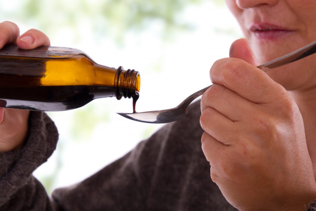 Pflanzliche Hustensäfte auf Basis von Thymian, Spitzwegerich, Huflattich und Eibischwurzel können in der Apotheke erworben werden und erreichen in vielen Fällen eine schnelle Linderung. (Bild: SENTELLO/fotolia.com)