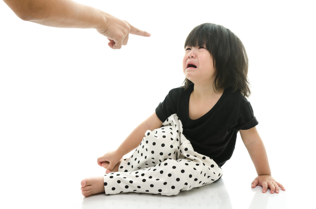 Kinder lernen nicht nur über verbale Gebote und Verbote soziale Normen, sondern interpretieren schon früh Verhaltensweisen als grundsätzliche Regeln, auch wenn das Verhalten eher spontan ist. (BIld: lalalululala/fotolia.com)