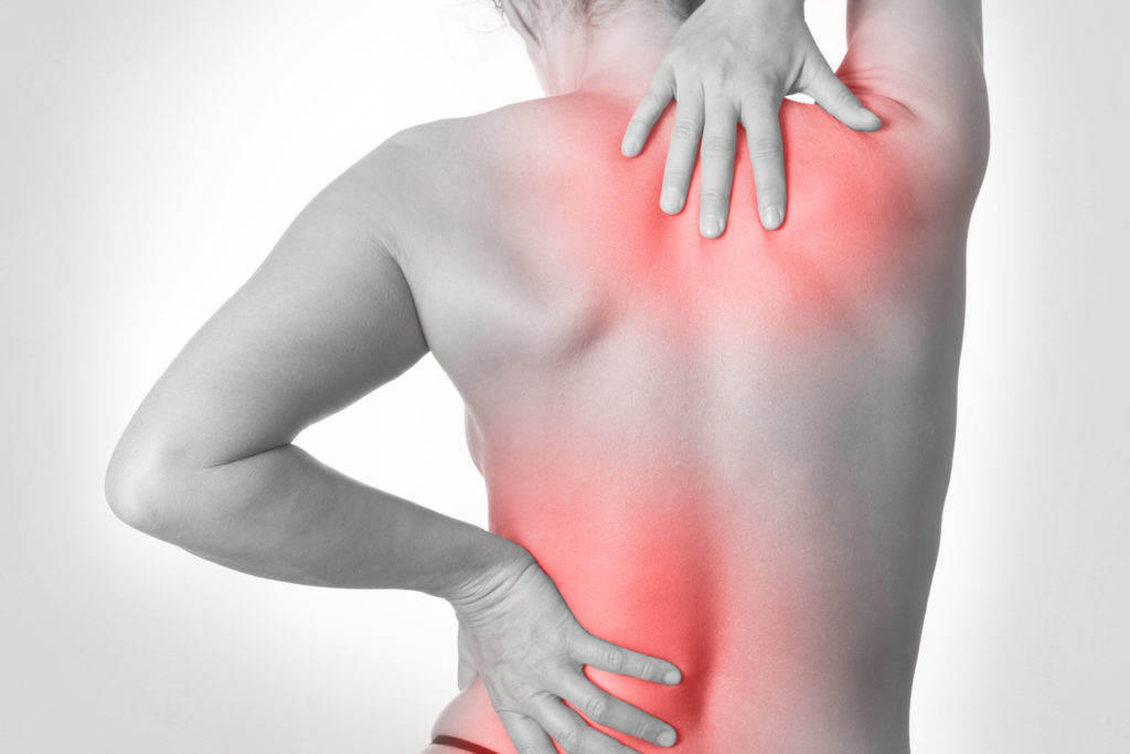 Forscher wollen in einer Studie untersuchen, ob chronische Rückenschmerzen zu Veränderungen im Gehirn führen. Die späteren Erkenntnisse sollen dazu beitragen, die Behandlung der Betroffenen zu verbessern. (Bild: SENTELLO/fotolia.com)