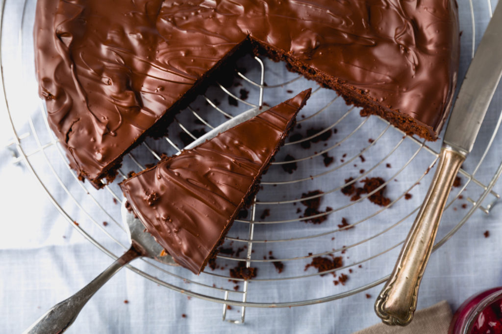 In einer Kleinstadt in Mecklenburg-Vorpommern hat der Verzehr eines Schokokuchens dafür gesorgt, dass vier Personen ins Krankenhaus mussten. In dem Kuchen war Cannabis-Öl enthalten. (Bild: Fischer Food Design/fotolia.com)