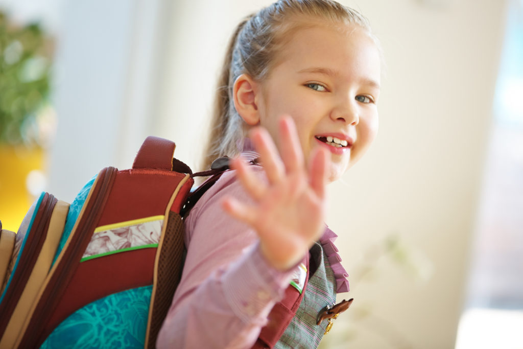 Die Schultasche sollte nicht mehr als 12 Prozent des Körpergewichts von Kindern wiegen. (Bild: Robert Kneschke/fotolia.com)