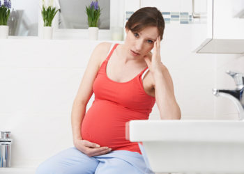 Wenn werdende Mütter dauernd gestresst sind, kann dies negative Folgen für den Nachwuchs haben. Forscher haben nun festgestellt, dass Stresshormone in das Fruchtwasser gelangen können. (Bild: highwaystarz/fotolia.com)