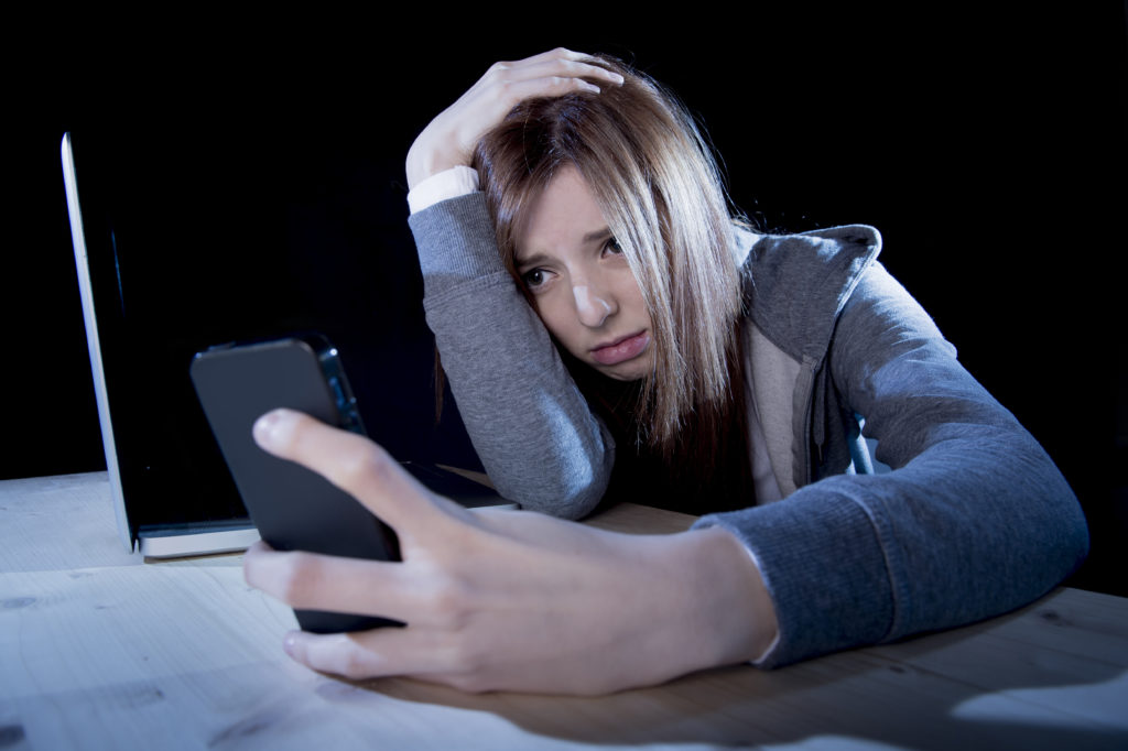 Die Internetsucht trifft immer mehr Menschen. Vor allem viele Teenager können ihr Smartphone kaum noch aus der Hand legen. In Berlin beraten Hunderte Experten beim Suchtkongress über das Thema. (Bild: Focus Pocus LTD/fotolia.com) 