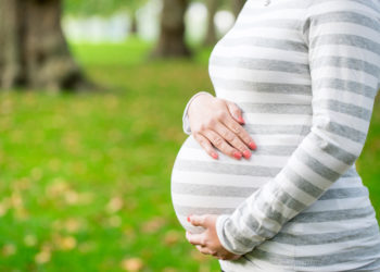 Es ist längst keine Seltenheit mehr, dass auch Frauen über 40 Jahre Kinder gebären. Eien späte Schwangerschaft geht jedoch mit gesundheitlichen Risiken einher - nicht nur für das Baby, sondern auch für die werdende Mutter. (Bild: alice_photo/fotolia.com)