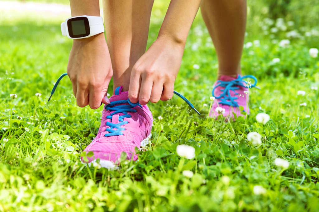 Viele Menschen wollen abnehmen. Dafür nutzen sie verschiedene Mittel und Wege. In den letzten Jahren verwendeten immer mehr Menschen sogenannte Fitnessarmbänder, um ihr Ziel zu erreichen. (Bild: Maridav/fotolia.com)