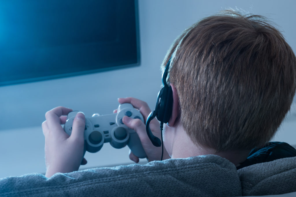 Einer aktuellen Studie zufolge sind Kinder, die viel Zeit mit Videospielen verbringen, im Schnitt verhaltensauffälliger und tun sich schwerer mit Altersgenossen. Sie sind aber auch reaktionsschneller. (Bild: Andrey Popov/fotolia.com)