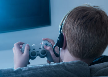 Die WHO hat exzessives Computerspielen vor kurzem als psychische Erkrankung anerkannt. Forscher haben nun einen Test zur Untersuchung der Computerspielsucht entwickelt. (Bild: Andrey Popov/fotolia.com)