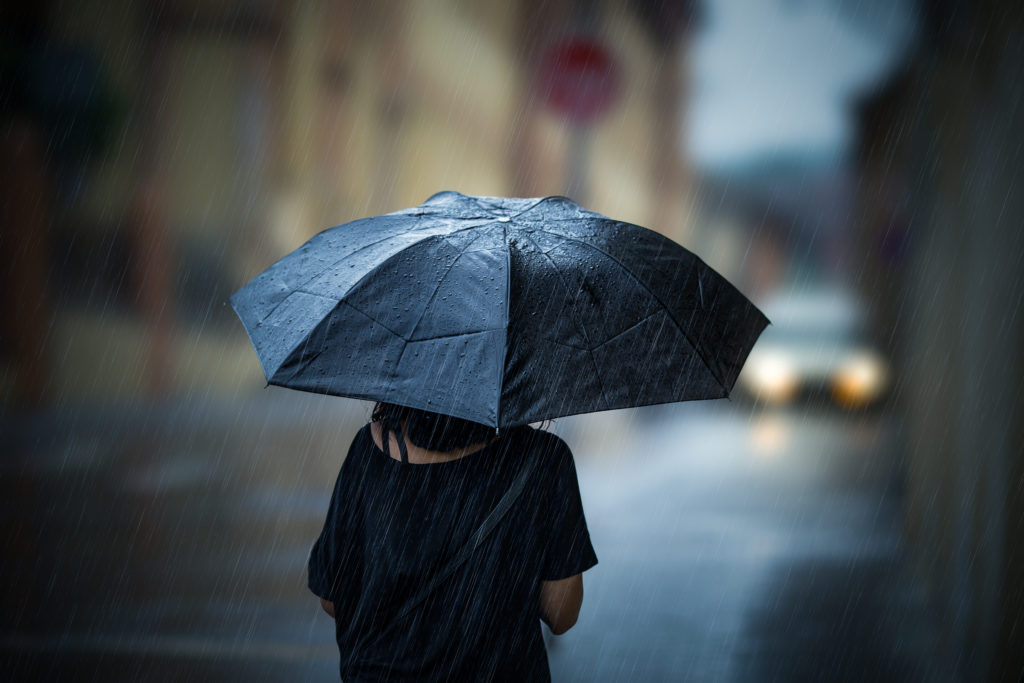 Wie wirkt sich schlechtes Wetter auf chronische Schmerzen aus? Wissenschaftler versuchten jetzt bei einer Studie herauszufinden, ob schlechtes oder kaltes Wetter wirklich unsere chronischen Schmerzen verstärken kann. (Bild: Lunja/fotolia.com)